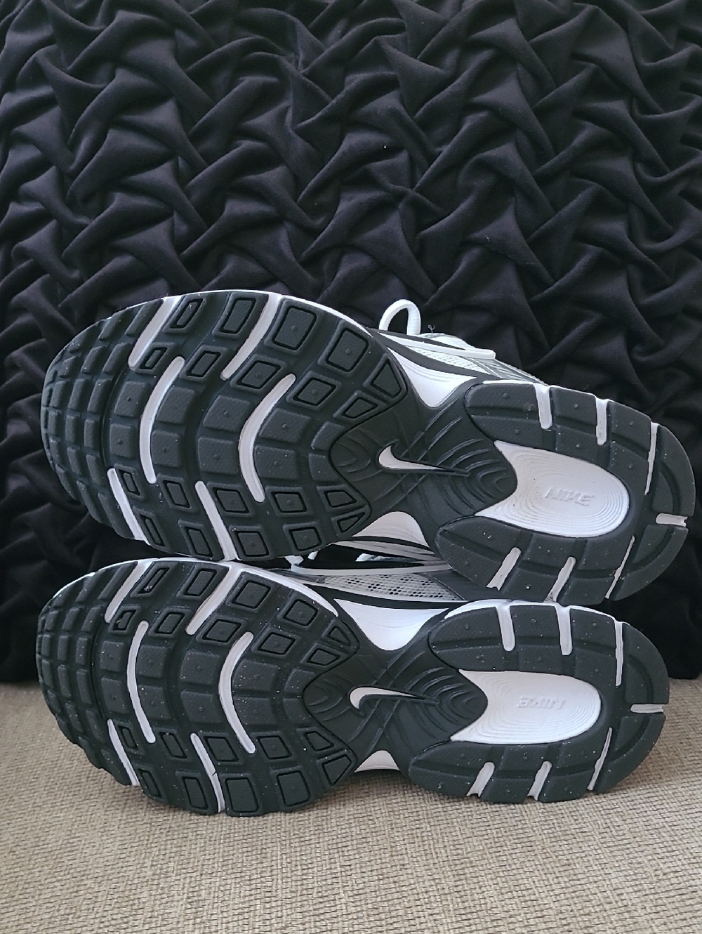 WOMENS NIKE V5 RNR WHITE BLACK GREY - Picture 11 of 13